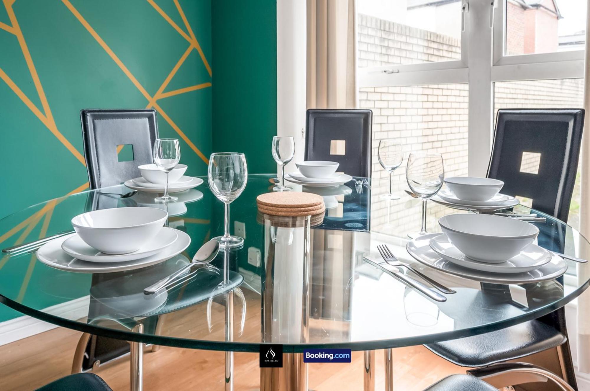 2 Bed House By Boyeilles Apartments Short Lets & Serviced Accommodation Belfast With Balcony & Free Parking Kültér fotó