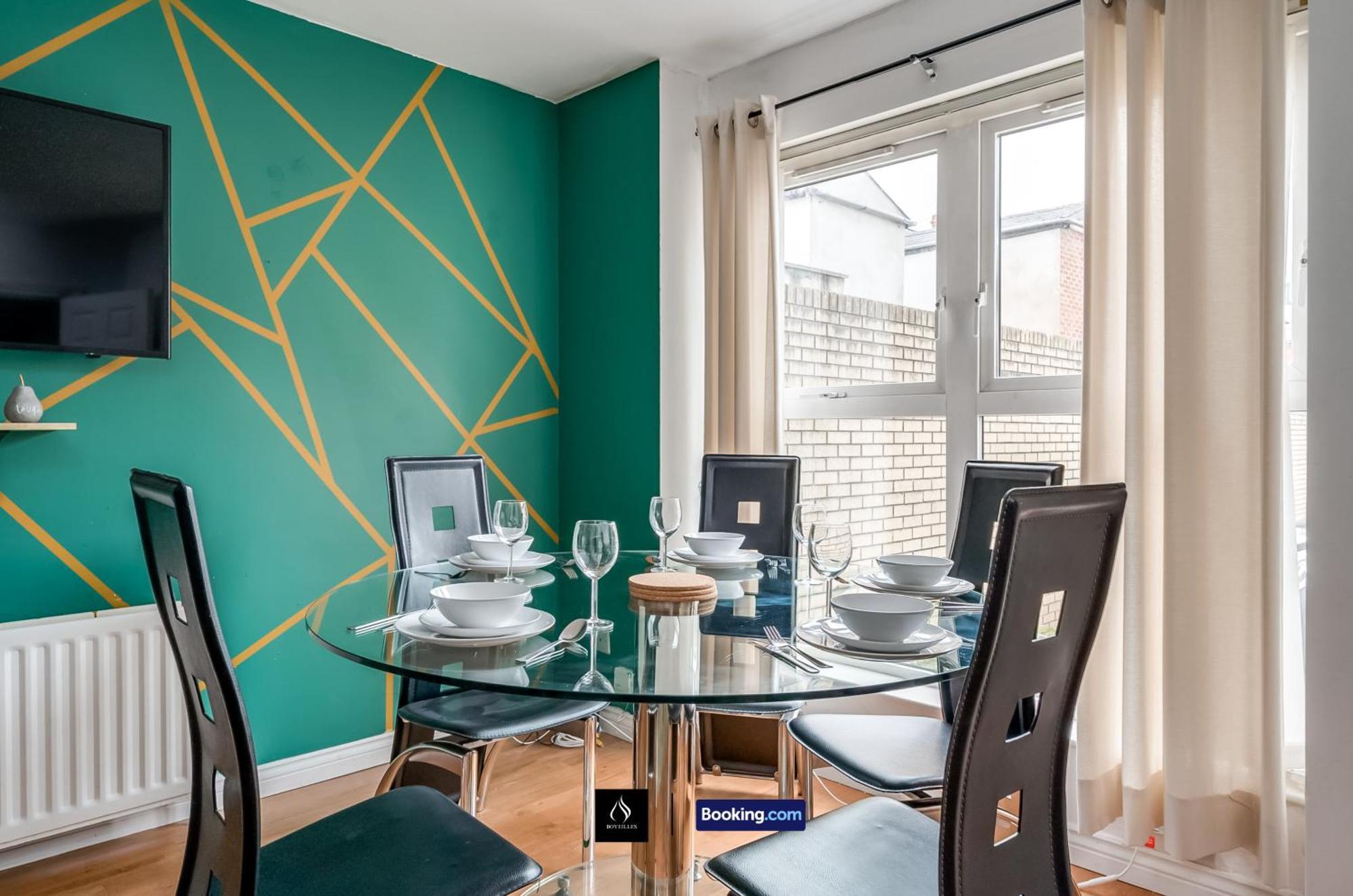 2 Bed House By Boyeilles Apartments Short Lets & Serviced Accommodation Belfast With Balcony & Free Parking Kültér fotó