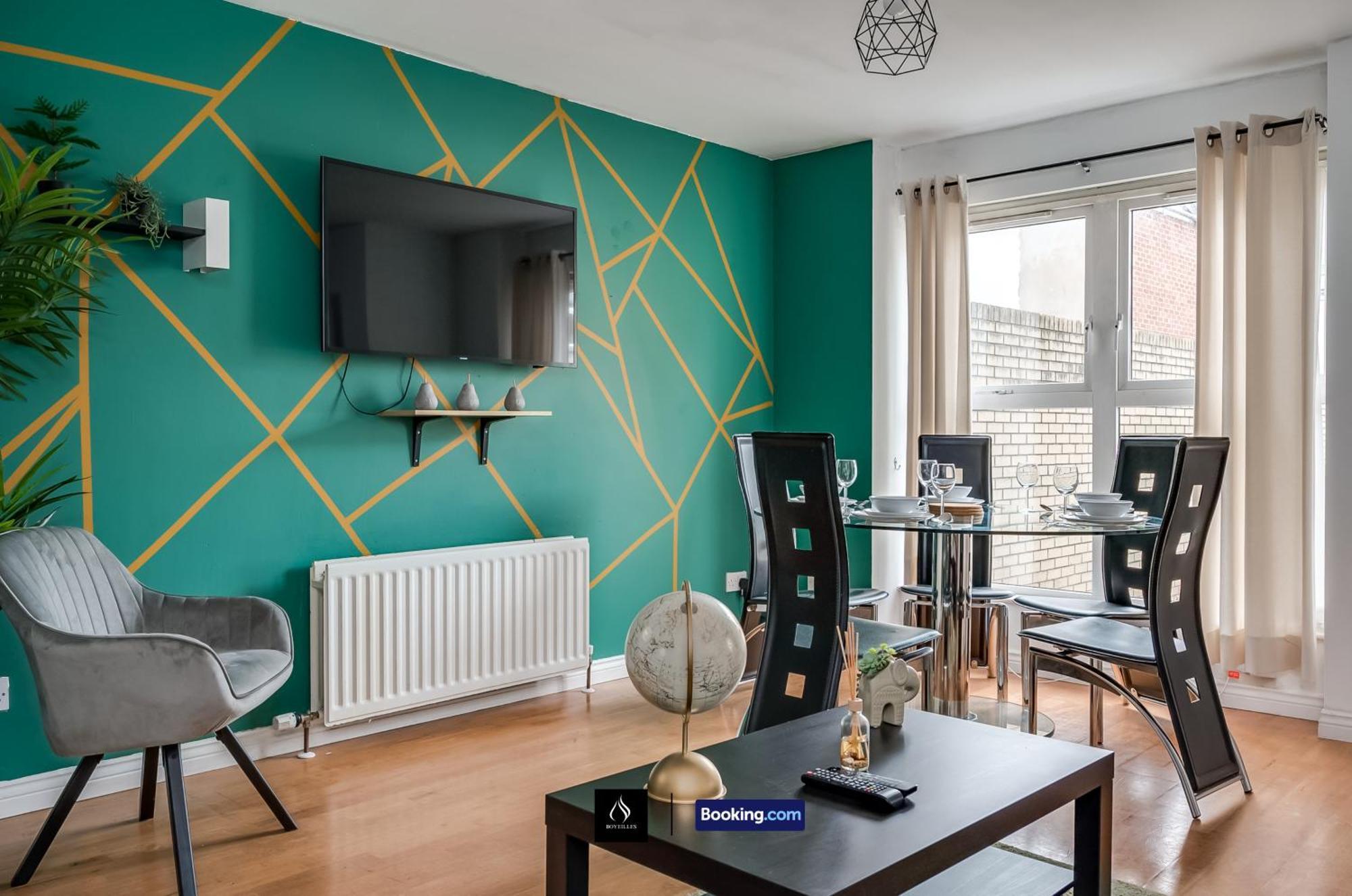2 Bed House By Boyeilles Apartments Short Lets & Serviced Accommodation Belfast With Balcony & Free Parking Kültér fotó