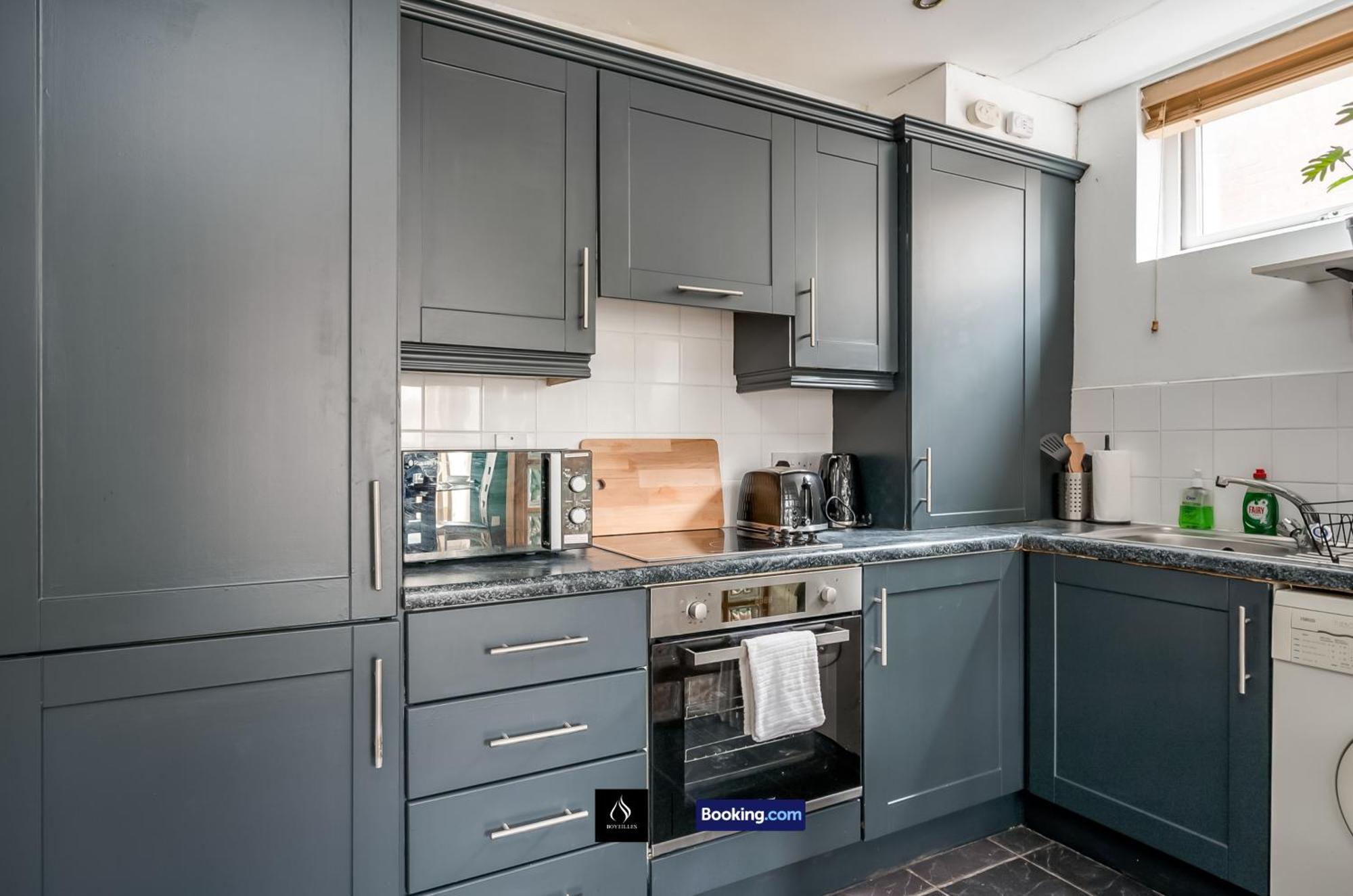 2 Bed House By Boyeilles Apartments Short Lets & Serviced Accommodation Belfast With Balcony & Free Parking Kültér fotó