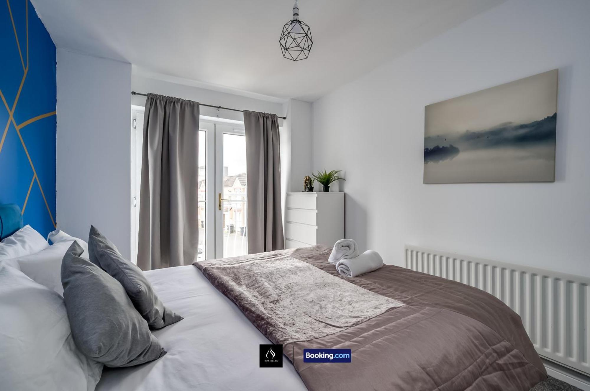 2 Bed House By Boyeilles Apartments Short Lets & Serviced Accommodation Belfast With Balcony & Free Parking Kültér fotó
