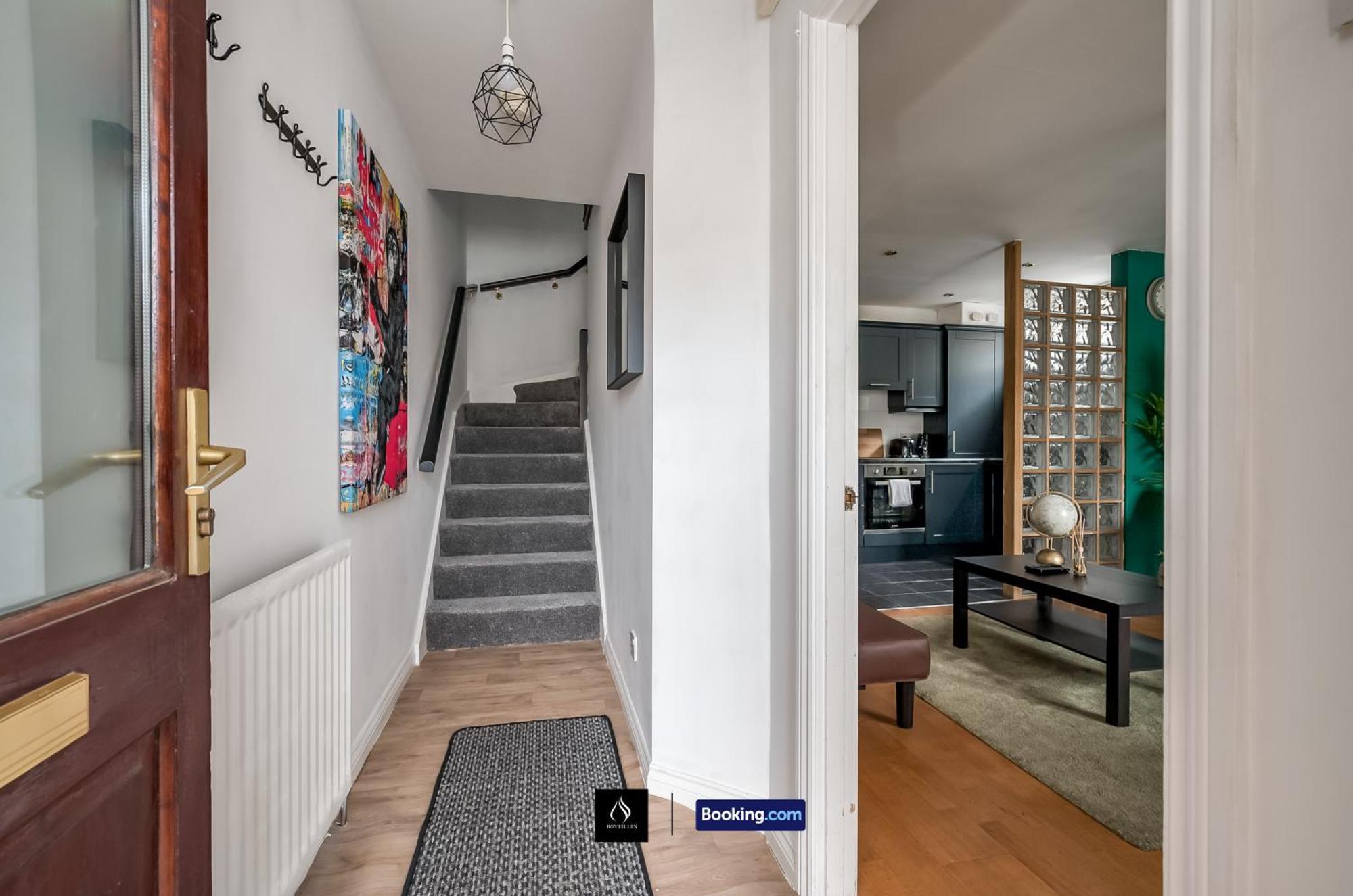 2 Bed House By Boyeilles Apartments Short Lets & Serviced Accommodation Belfast With Balcony & Free Parking Kültér fotó