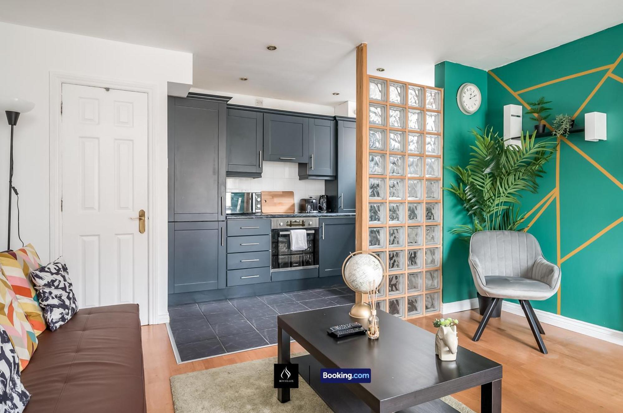 2 Bed House By Boyeilles Apartments Short Lets & Serviced Accommodation Belfast With Balcony & Free Parking Kültér fotó