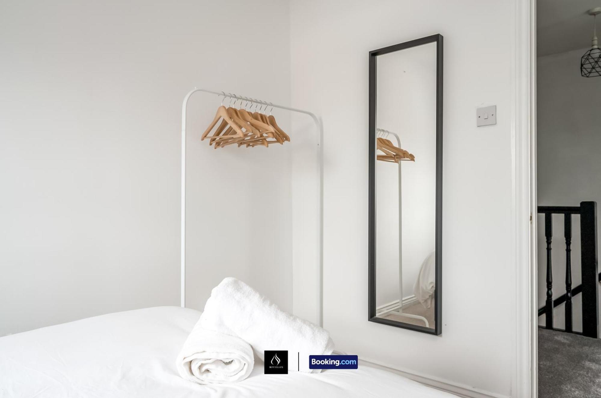 2 Bed House By Boyeilles Apartments Short Lets & Serviced Accommodation Belfast With Balcony & Free Parking Kültér fotó