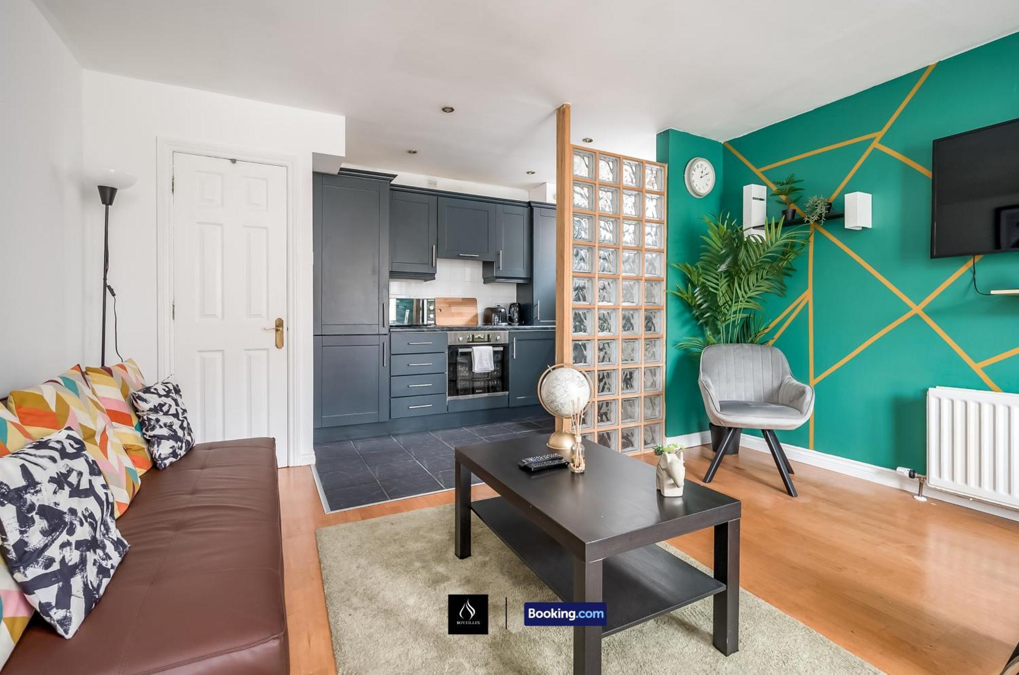 2 Bed House By Boyeilles Apartments Short Lets & Serviced Accommodation Belfast With Balcony & Free Parking Kültér fotó