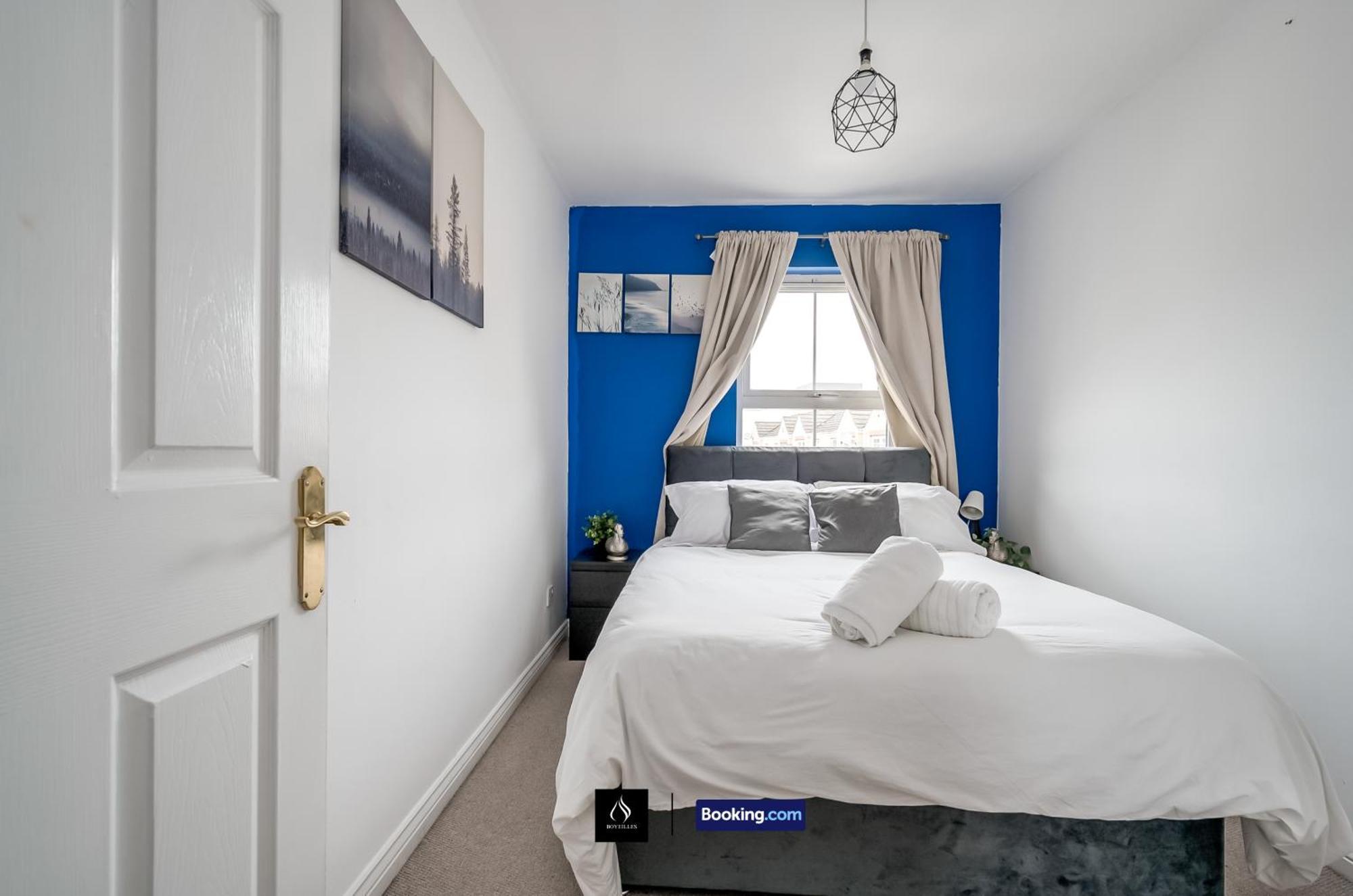 2 Bed House By Boyeilles Apartments Short Lets & Serviced Accommodation Belfast With Balcony & Free Parking Kültér fotó