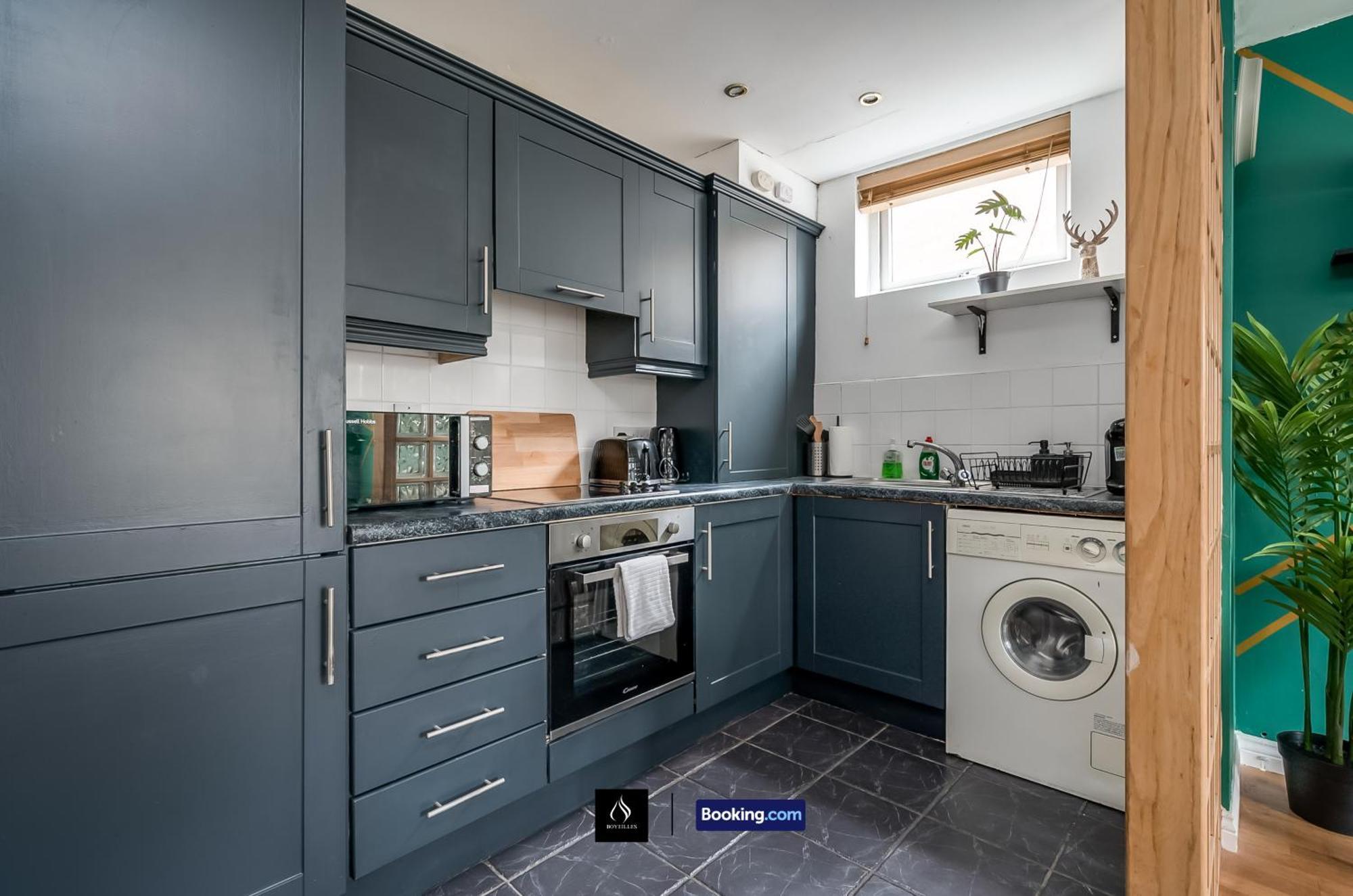 2 Bed House By Boyeilles Apartments Short Lets & Serviced Accommodation Belfast With Balcony & Free Parking Kültér fotó