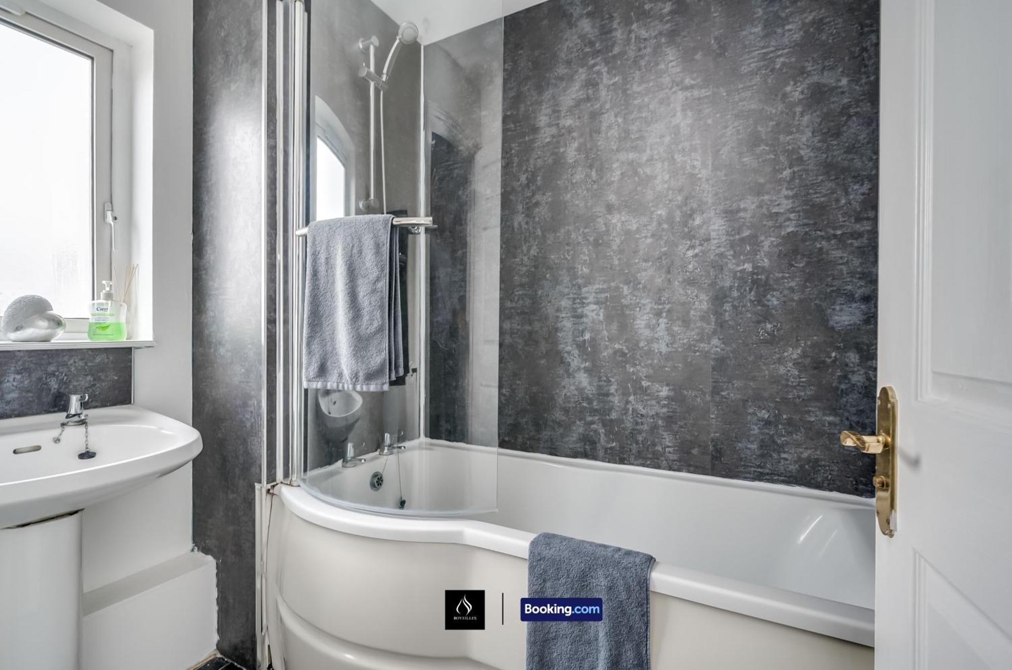 2 Bed House By Boyeilles Apartments Short Lets & Serviced Accommodation Belfast With Balcony & Free Parking Kültér fotó