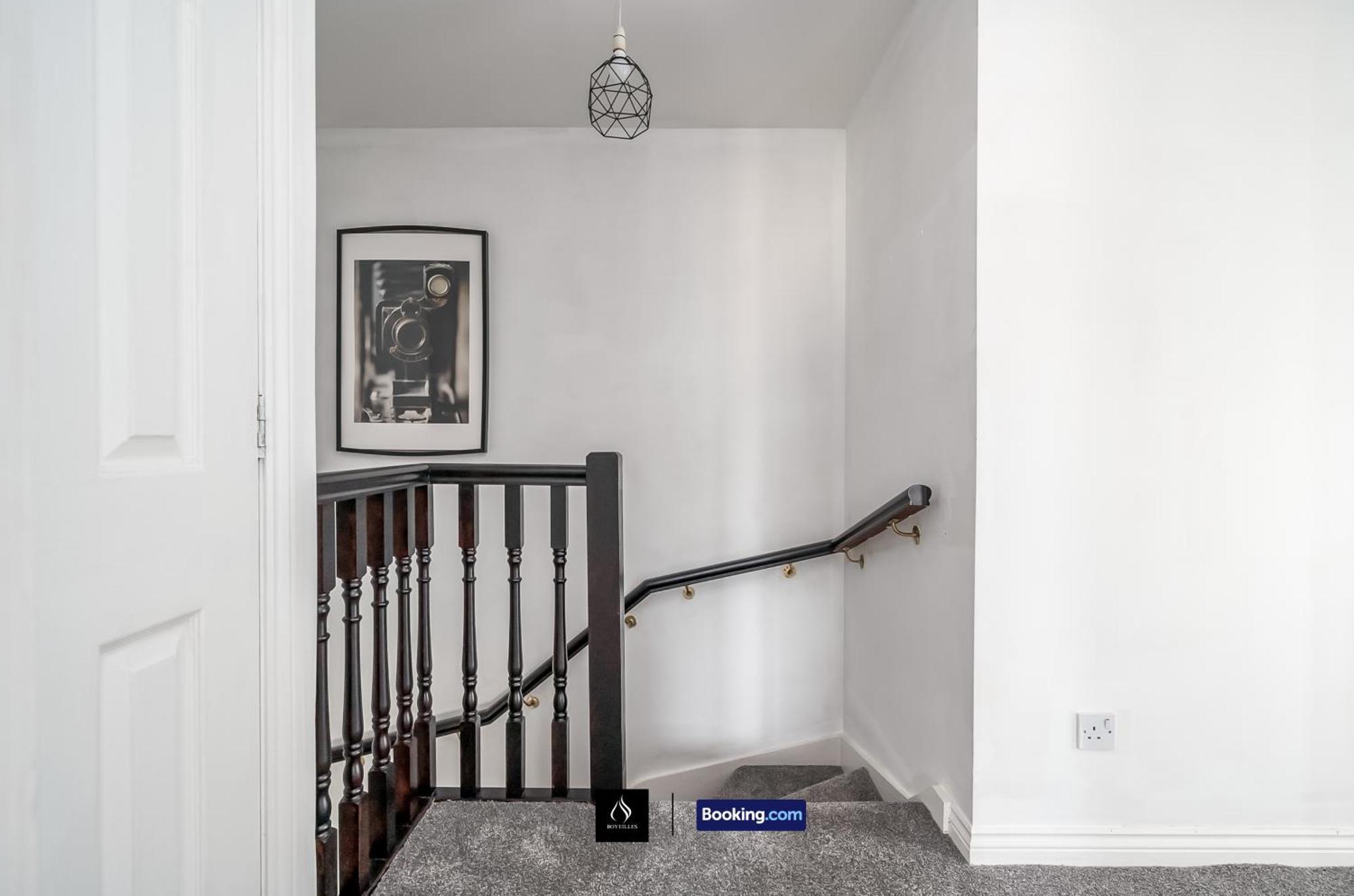 2 Bed House By Boyeilles Apartments Short Lets & Serviced Accommodation Belfast With Balcony & Free Parking Kültér fotó