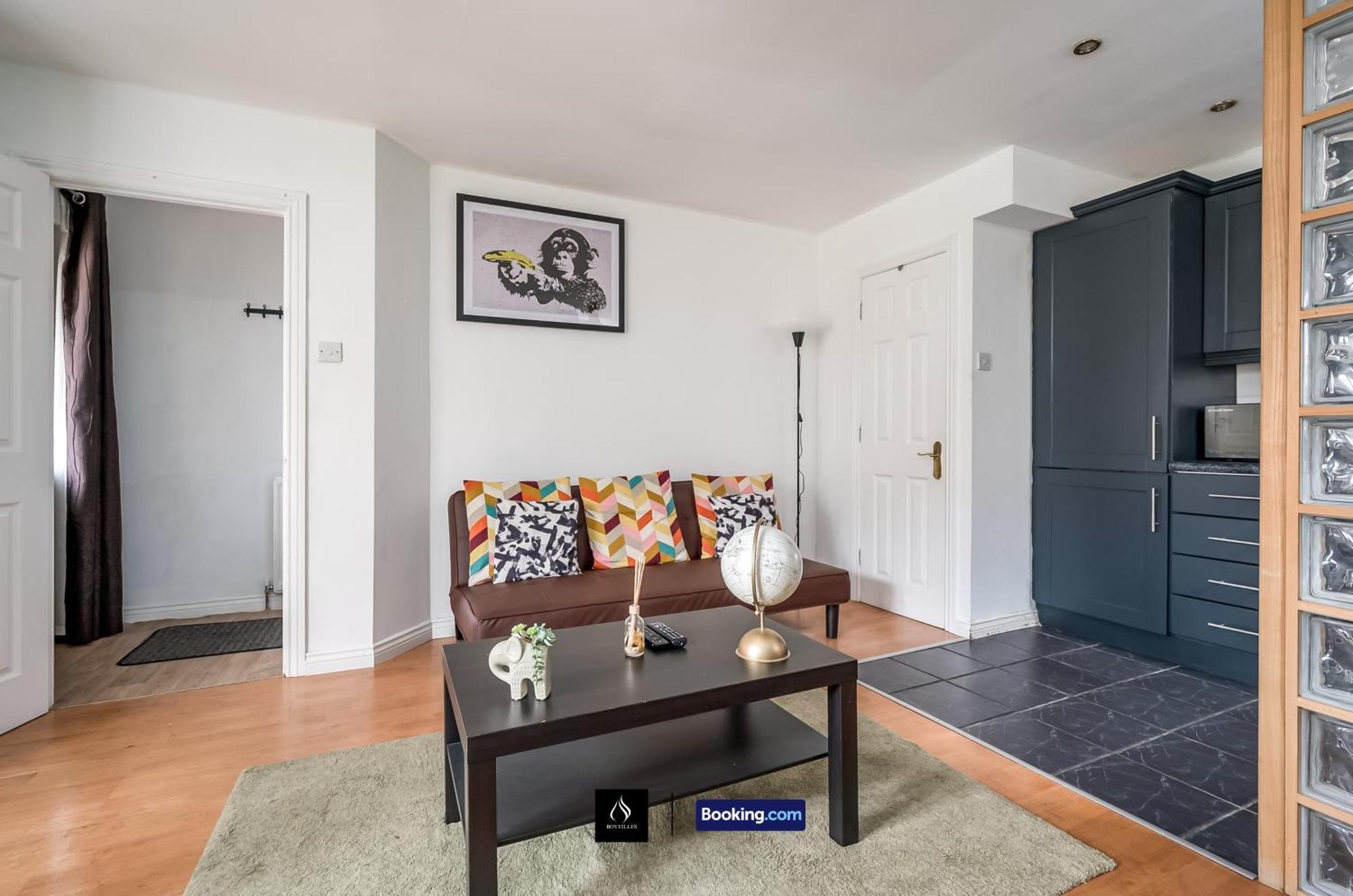 2 Bed House By Boyeilles Apartments Short Lets & Serviced Accommodation Belfast With Balcony & Free Parking Kültér fotó